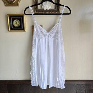 Natori White Lace Pleated Chemise